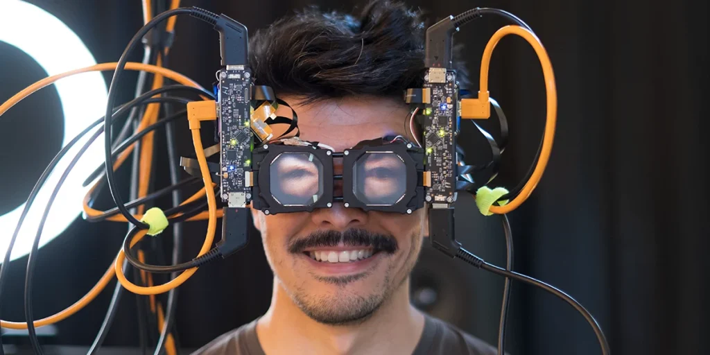 Facebook的“反向透视VR”显示概念，让戴着VR头显的用户与现实世界的人们自然的眼神交流